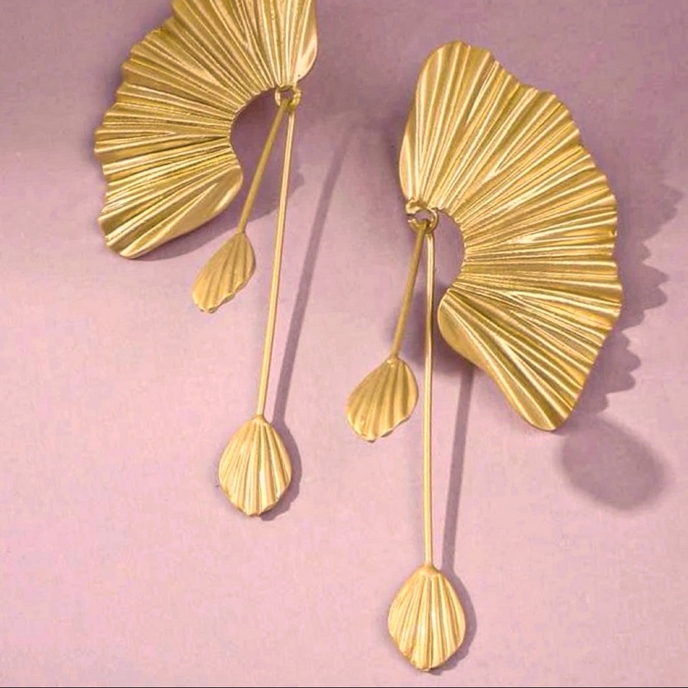 Glamorous drop earrings